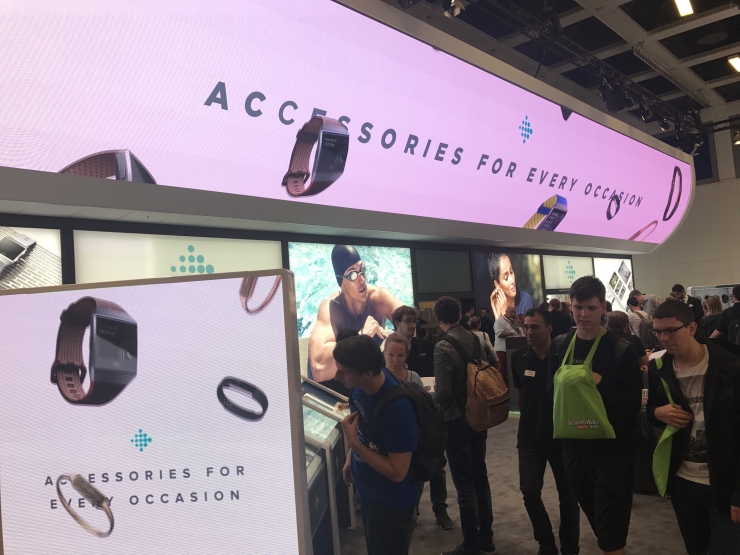 正面刚Apple Watch：Fitbit第一款真正的智能手表 | IFA 2017现场直击