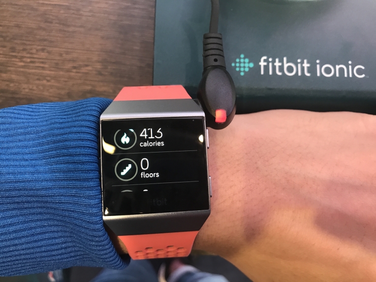 正面刚Apple Watch：Fitbit第一款真正的智能手表 | IFA 2017现场直击